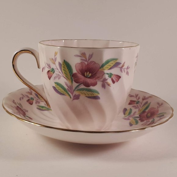 Beautiful Vintage Tuscan pink shaded floral bone china teacup and saucer 4223H - Picture 6 of 10